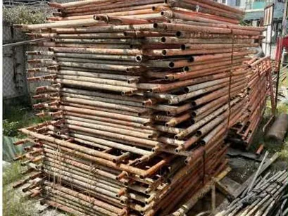 Giàn giáo bốc lên xe